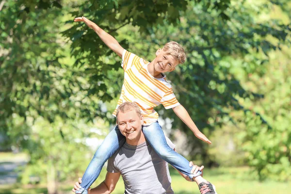 Buon Padre Figlio Nel Parco Nella Giornata Sole — Foto Stock