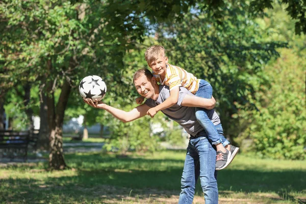Счастливые Отец Сын Футбольным Мячом Парке — стоковое фото