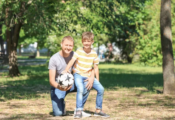 Buon Padre Figlio Con Pallone Calcio Nel Parco — Foto Stock