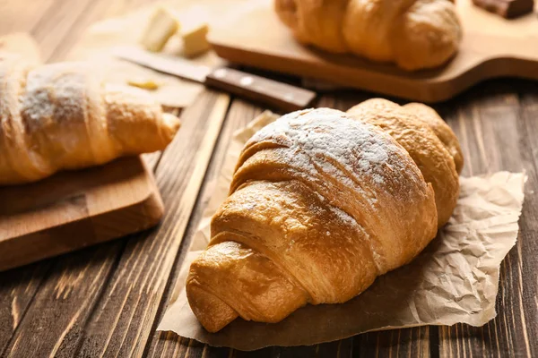 Välsmakande Croissant Trä Bakgrund — Stockfoto