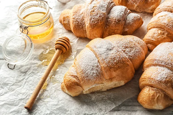 Läckra Croissanter Och Honung Bakplåtspapper — Stockfoto