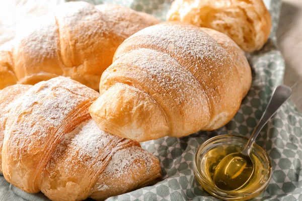 Läckra Croissanter Och Honung Bordet Närbild — Stockfoto