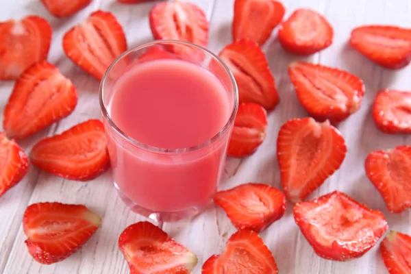 Vaso Sabroso Jugo Fresa Roja Sobre Fondo Madera Clara —  Fotos de Stock