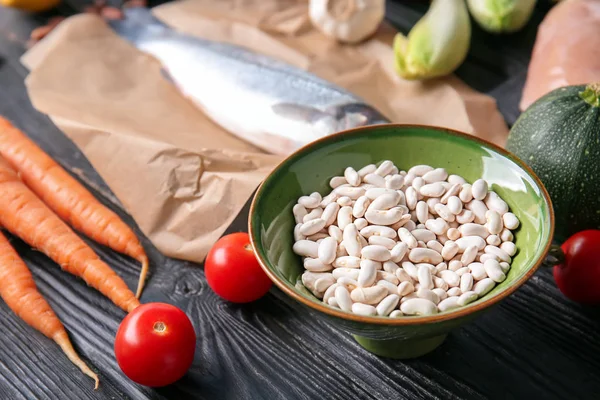 Ahşap masa üzerinde çeşitli sağlıklı ürünler