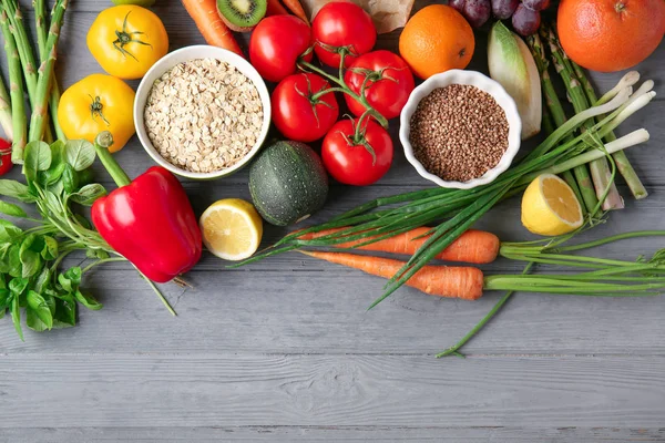 Ahşap arka plan üzerinde çeşitli sağlıklı ürünler