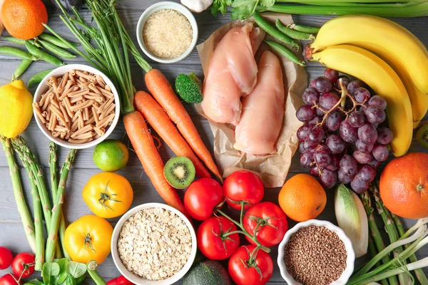 Ahşap arka plan üzerinde çeşitli sağlıklı ürünler