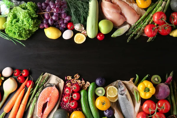 Koyu arka plan üzerinde çeşitli sağlıklı ürünler