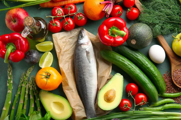 Renk arka plan üzerinde çeşitli sağlıklı ürünler