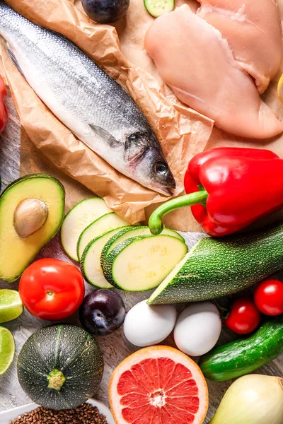 Ahşap arka plan üzerinde çeşitli sağlıklı ürünler