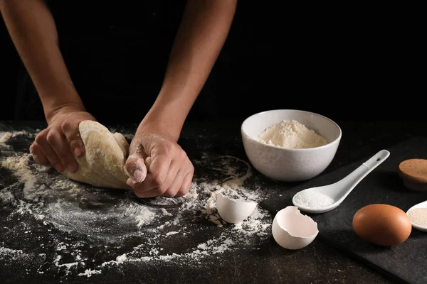 Женщина Месит Тесто Пекарни Кухонном Столе — стоковое фото
