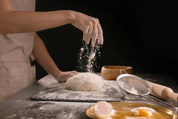 Kobieta Zraszanie Mąki Ciasto Ciemnym Tle — Zdjęcie stockowe