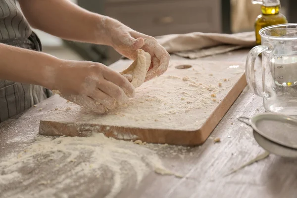 Frau Macht Teig Für Bäckerei Auf Tisch Küche — Stockfoto