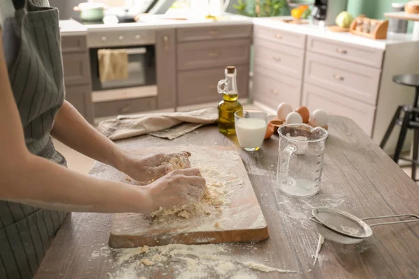 Mujer Haciendo Masa Para Panadería Mesa Cocina —  Fotos de Stock
