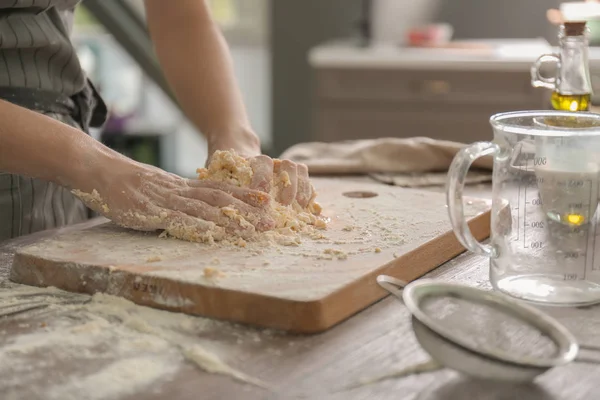 Kadın mutfakta masada ekmek hamur yapma