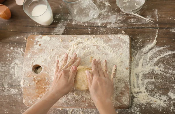 Kadın için mutfak masasında ekmek hamur yoğurma