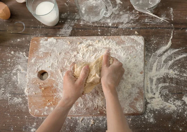 Женщина Месит Тесто Пекарни Кухонном Столе — стоковое фото