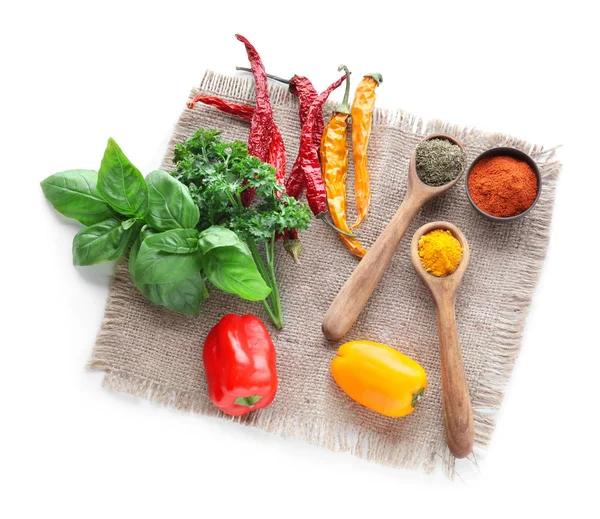 Beyaz arka plan üzerinde otlar ile çeşitli baharatlar