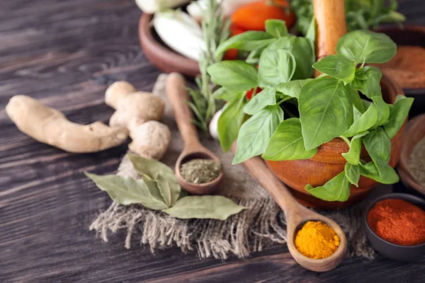 Ahşap arka plan üzerinde otlar ile çeşitli baharatlar