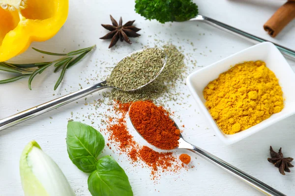 Ahşap arka plan üzerinde otlar ile çeşitli baharatlar