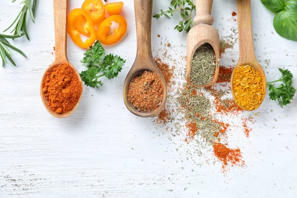 Ahşap arka plan üzerinde otlar ile çeşitli baharatlar