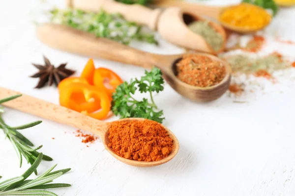 Ahşap arka plan üzerinde otlar ile çeşitli baharatlar