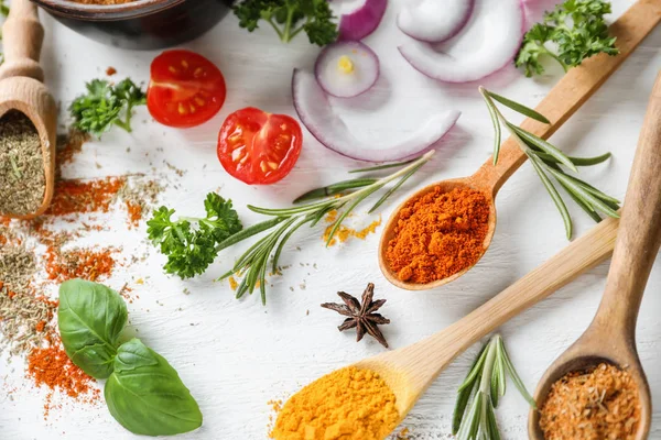 Verschiedene Gewürze Mit Kräutern Und Gemüse Auf Holzgrund — Stockfoto