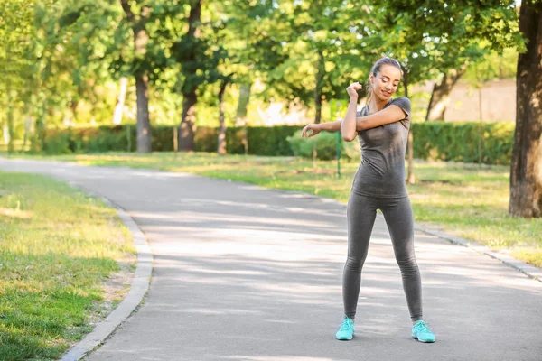 Desportivo Jovem Mulher Formação Livre — Fotografia de Stock