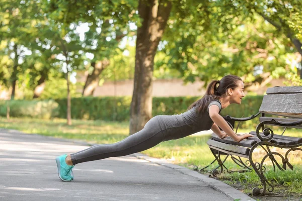 Sporty Giovane Donna Formazione All Aperto — Foto Stock