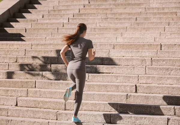 Açık havada antrenman yapan genç bir bayan.