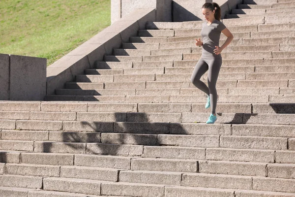 Açık havada antrenman yapan genç bir bayan.