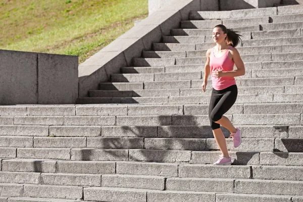 Açık havada antrenman yapan genç bir bayan.