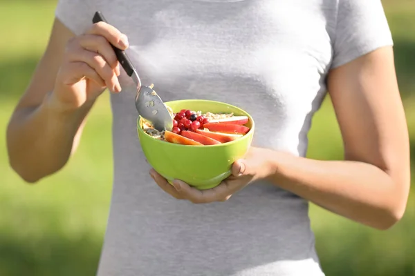 Giovane Donna Con Ciotola Gustosa Farina Avena All Aperto Primo — Foto Stock