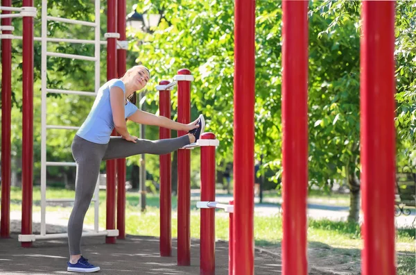 Mujer Joven Deportiva Entrenando Campo Atletismo Aire Libre — Foto de Stock