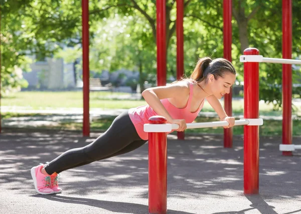 Une Jeune Femme Sportive Entraîne Sur Terrain Sport Plein Air — Photo