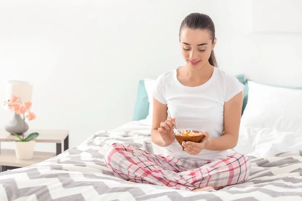 Beautiful Young Woman Eating Tasty Oatmeal Breakfast Bedroom — Stock Photo, Image