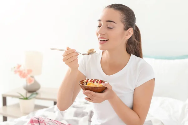 Belle Jeune Femme Mangeant Savoureux Flocons Avoine Pour Petit Déjeuner — Photo