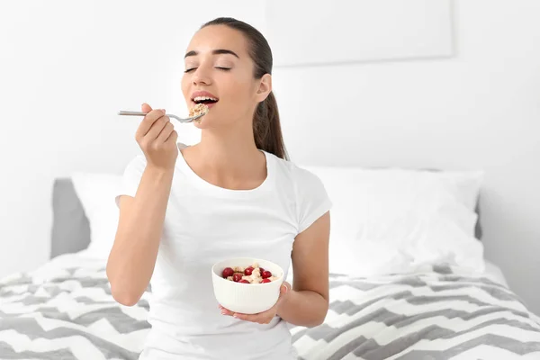 Hermosa Mujer Joven Comiendo Sabrosa Avena Para Desayuno Dormitorio — Foto de Stock