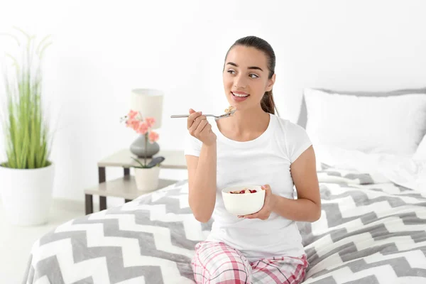 Schöne Junge Frau Isst Leckere Haferflocken Zum Frühstück Schlafzimmer — Stockfoto