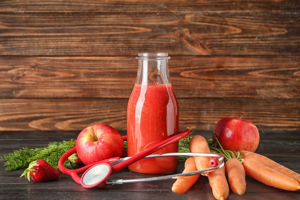 Flasche Frischen Leckeren Smoothie Mit Zutaten Und Stethoskop Auf Dem — Stockfoto