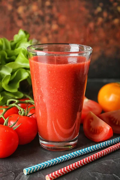 Bardak taze lezzetli smoothie ve maddeler tablosundaki