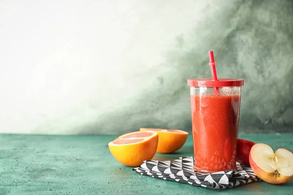 Szklankę Smoothie Smaczne Świeże Owoce Stole — Zdjęcie stockowe