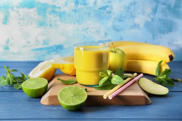 Bardak taze lezzetli smoothie ve maddeler tablosundaki