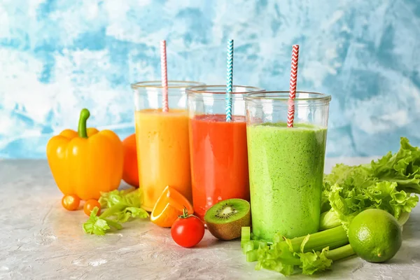 Gözlük Taze Lezzetli Smoothies Malzemelerin Üzerine Tablo Ile — Stok fotoğraf