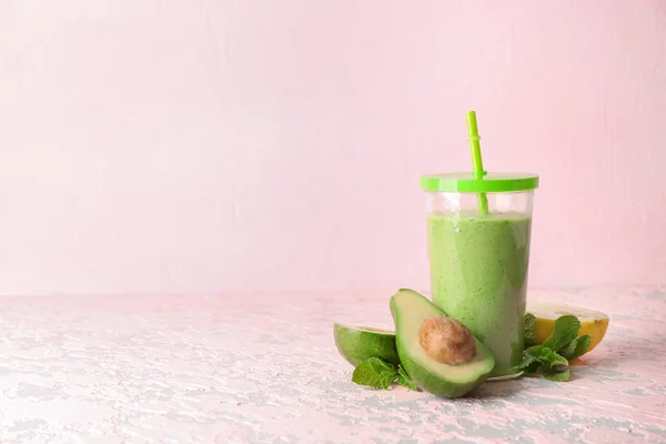 Szklankę Świeżego Smoothie Awokado Stole — Zdjęcie stockowe