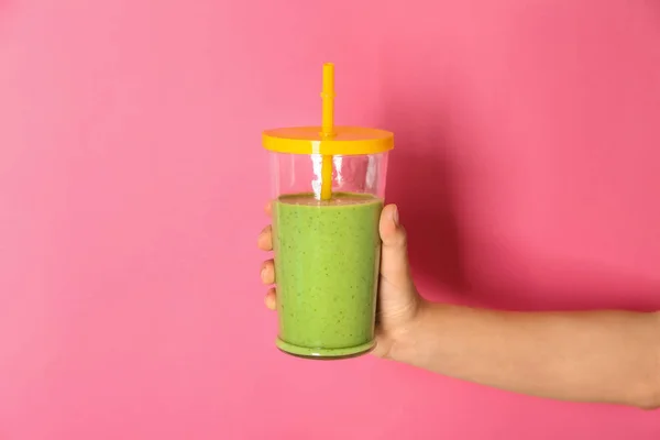 Mão Feminina Segurando Vidro Com Smoothie Saboroso Fundo Cor — Fotografia de Stock