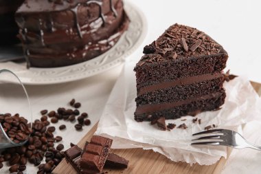 Gemide lezzetli çikolatalı kek parçası