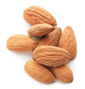 Beyaz arkaplanda lezzetli bademler