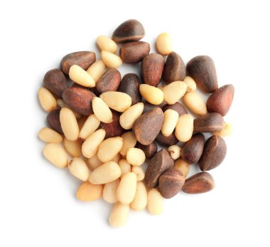 Beyaz zemin üzerine lezzetli çam fıstığı