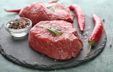 Kayrak plaka üzerinde baharatlar ile taze çiğ et