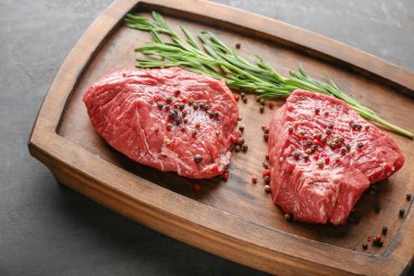 Biberiye ve baharat ahşap tahta üzerinde taze çiğ et